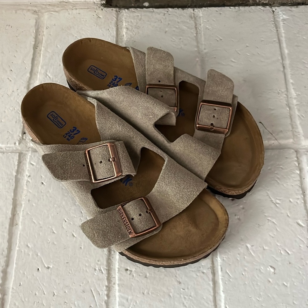 Brand New Never Worn Arizona Soft Footbed in Suede Taupe